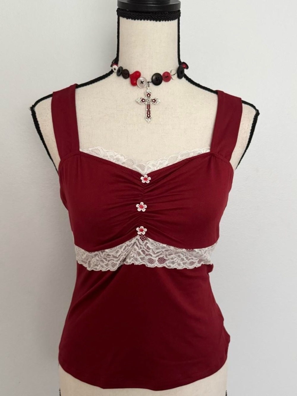 Burgundy Red White Lace Trim Sleeveless Cami Tank Top with Daisies